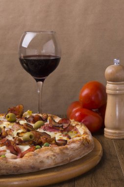 Lezzetli Portekiz pizzası ve bir bardak kırmızı şarap. Gurme fotoğrafçılık.