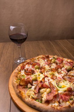 Yanında bir bardak kırmızı şarap eşliğinde Portekiz pizzası. Metinler için boşlukları olan fotoğrafçılık.