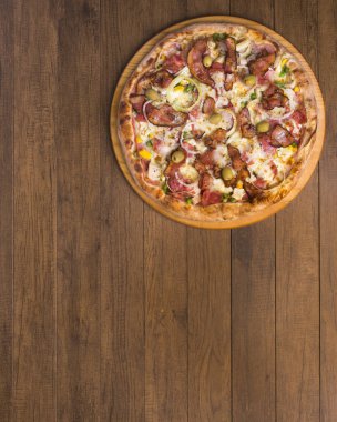 Jambon, bezelye yumurtası, palmiye, pepperoni, soğan, mozzarella ve pastırmadan yapılmış Portekiz pizzası. İyi atıştı. Restoranlar ve Pizzerialar. Metinler ve grafik sanatları için yer var. Popüler Yiyecekler.