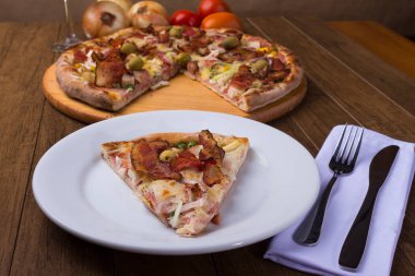 Beşamel soslu ve fesleğen yapraklı Tagliatelle makarnası. Beyaz soslu makarna. Üst görüntü fotoğrafı. Mesaj için yer var. Siyah arkaplan