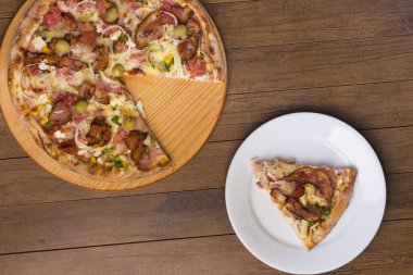 Portekiz pizzasının jambon, bezelye yumurtası, palmiye, pepperoni, soğan, mozzarella ve pastırmadan yapılmış en iyi fotoğrafı. Çapraz elementler. Metinler için boşluk.