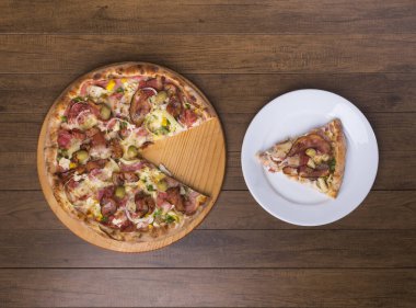 Beşamel soslu ve fesleğen yapraklı Tagliatelle makarnası. Beyaz soslu makarna. Üst görüntü fotoğrafı. Mesaj için yer var. Siyah arkaplan