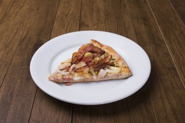 Tabakta servis edilen pizza dilimi. Jambon, bezelye yumurtası, palmiye, pepperoni, soğan, mozzarella ve pastırmadan yapılmış Portekiz pizzası. Yakın plan fotoğraf. Gastronomi. Restoranlar, Pizzacılar ve Barlar.
