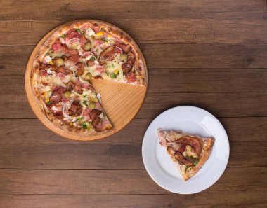 Beşamel soslu ve fesleğen yapraklı Tagliatelle makarnası. Beyaz soslu makarna. Üst görüntü fotoğrafı. Mesaj için yer var. Siyah arkaplan
