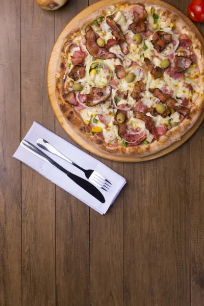 Jambon, bezelye yumurtası, palmiye, pepperoni, soğan, mozzarella ve pastırmadan yapılmış Portekiz pizzası. Tahta tahtada servis edilmiş. Altında metin için boşluk olan en üstteki fotoğraf.