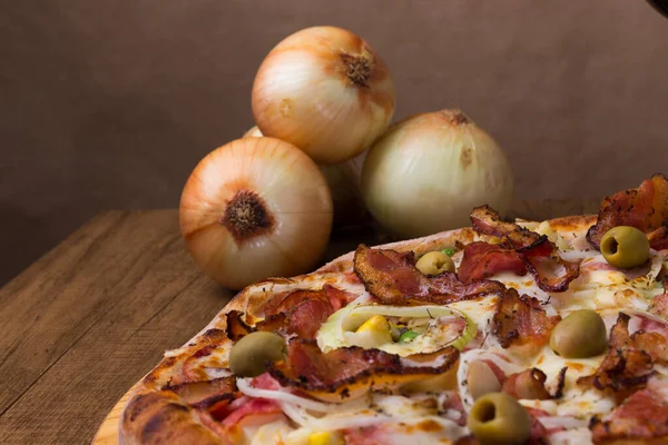 Lezzetli Portekiz pizzası jambon, bezelye yumurtası, palmiye, pepperoni, soğan, mozzarella ve pastırmadan yapılmış. Kırsal soğan. Soldaki mesajlar için yer aç. Restoranlar ve Pizzacılar.