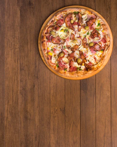 Jambon, bezelye yumurtası, palmiye, pepperoni, soğan, mozzarella ve pastırmadan yapılmış Portekiz pizzası. İyi atıştı. Restoranlar ve Pizzerialar. Metinler ve grafik sanatları için yer var. Popüler Yiyecekler.