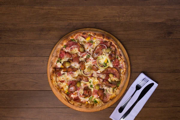 Kompletní Portugalská Pizza Doplněná Sklenicí Červeného Vína Gastronomická Fotografie Centralizovanými Royalty Free Stock Obrázky