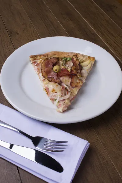 Pizza Plátky Podávané Talíři Portugalská Pizza Šunkou Hráškovým Vejcem Palmovým Stock Snímky
