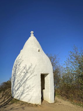 Trullo auf dem Adelberg binası, Almanya 'nın Ren Hesse bölgesinde 