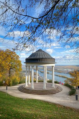 Niederwaldtempel rotunda, Almanya 'nın Hesse kentinde, Rudesheim am Rhein yakınlarındaki Niederwald' da sonbaharda kurulmuştur.
