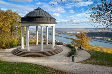 Niederwaldtempel rotunda, Almanya 'nın Hesse kentinde, Rudesheim am Rhein yakınlarındaki Niederwald' da sonbaharda kurulmuştur.