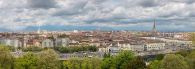 İtalya, Torino 'nun panoramik manzarası bulutlu gökyüzüne karşı Monte dei Cappuccini' den görüldü