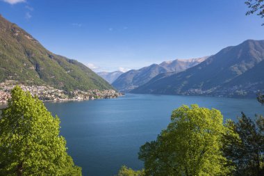 İtalya 'nın Como Gölü ve güneybatı kolunun manzarası Laglio (solda) ve Pognana Lario (sağda) ile mavi gökyüzüne bakıyor