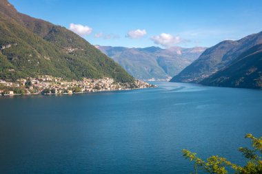 İtalya 'nın Como Gölü ve güneybatısının manzarası Laglio ve Torrigia ile birlikte mavi gökyüzüne bakıyor.