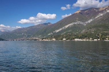 Tremezzo 'nun manzarası, Como Gölü, İtalya Bulutlu mavi gökyüzüne karşı