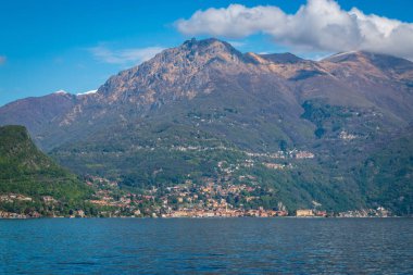 Manzaralı Menaggio ve Monte Grona, Como Gölü, İtalya bulutlu mavi gökyüzüne karşı