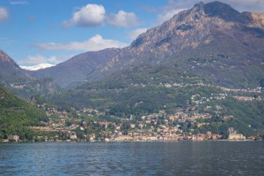 Manzaralı Menaggio, Como Gölü, İtalya Bulutlu mavi gökyüzüne karşı