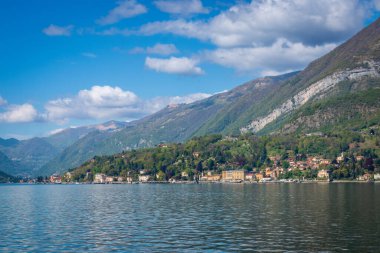 Cadenabbia 'nın manzarası, Como Gölü, İtalya bulutlu mavi gökyüzüne karşı
