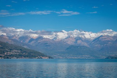 İtalya 'nın Como Gölü' nün manzarası ve kuzey kolu Santa Maria Rezzonico ile kuzeye bakıyor ve arka planda mavi gökyüzüne bakan karlı dağlar var.