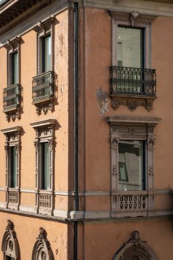 Kahverengi bej rengi, sarı oktanlı. İtalya, Milan 'da eski bir evin ön cephesi.