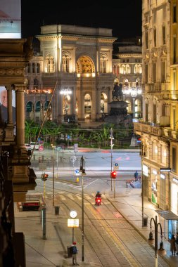 Geceleri Torino Vadisi 'nden Galleria Vittorio Emanuele II, Milan, İtalya' ya uzun pozlama görüntüsü