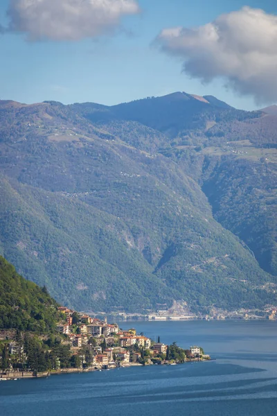 コモ湖 雲と青空に対するイタリアの南西部の支店でTorrigiaの風景 — ストック写真