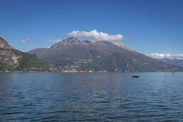 意大利科莫湖Menaggio和Monte Grona的风景与蓝天的云彩对比 — 图库照片