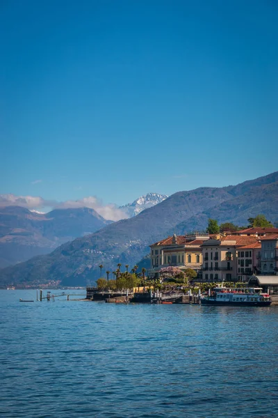 意大利科莫湖上著名的贝拉吉奥与春天蓝天的景色 — 图库照片