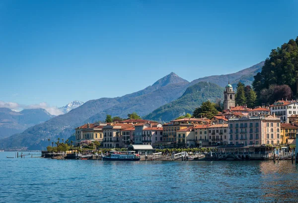 意大利科莫湖上著名的贝拉吉奥与春天蓝天的景色 — 图库照片