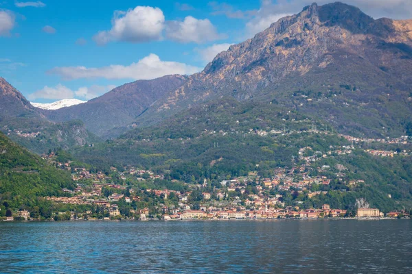 Landschappelijk Uitzicht Menaggio Comomeer Italië Tegen Blauwe Lucht Met Wolken — Stockfoto