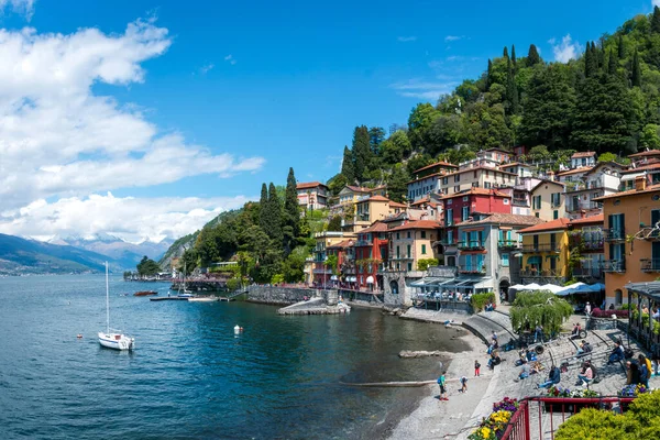 コモ湖東岸のヴァレンナの美しいカラフルな町の風景 雲と青空に対するイタリア — ストック写真