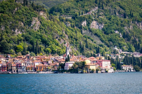 コモ湖の東岸にあるヴァレンナの美しいカラフルな町の眺め 水から見たイタリア — ストック写真