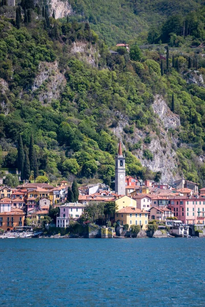コモ湖の東岸にあるヴァレンナの美しいカラフルな町の眺め 水から見たイタリア — ストック写真