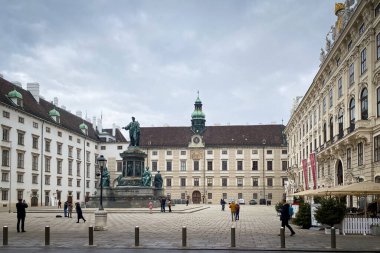Viyana, Avusturya - 16 Ocak 2020: Hofburg Sarayı 'ndaki İç Kale Meydanı' nda İmparator Francis 'in anıtı bulutlu gökyüzüne karşı