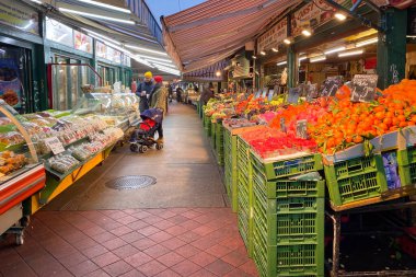 Viyana, Avusturya - 16 Ocak 2020: Naschmarkt, Viyana 'nın en popüler pazarı