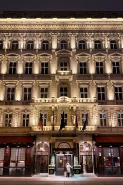 Viyana, Avusturya - 21 Ocak 2020: Gece vakti ünlü Otel Sacher 'ın aydınlanmış görüntüsü