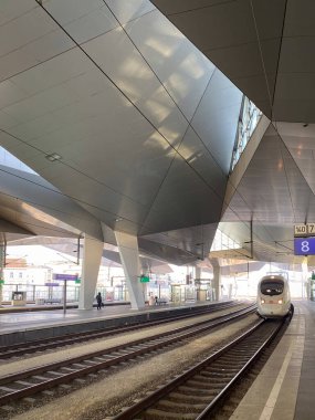 Viyana, Avusturya - 23 Ocak 2020: Merkez İstasyon (Wiener Hauptbahnhof), Deutsche Bahn 'ın 8. perondan gelen ICE treni