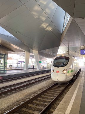 Viyana, Avusturya - 23 Ocak 2020: Merkez İstasyon (Wiener Hauptbahnhof), Deutsche Bahn 'ın 8. perondan gelen ICE treni