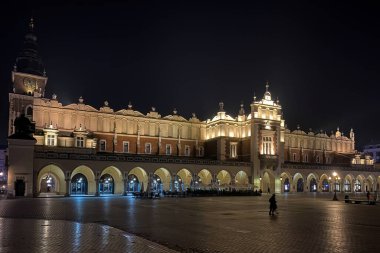 Krakow, Polonya şehri ve ortaçağ ana pazar meydanı Kulesi ile tarihi Eski Şehir 'de geceleyin karanlık gökyüzüne karşı