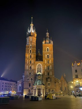 Krakow 'daki Aziz Mary Bazilikası. Tarihi Eski Şehir' de. Kışın karanlık gökyüzüne karşı.