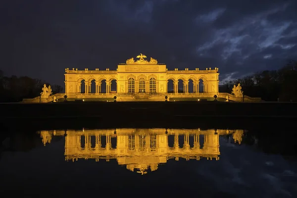 奥地利维也纳 2020年1月20日 冬日黄昏时分 施恩布伦宫公园的闪烁着光芒的格洛里埃塔对着乌云的天空 — 图库照片