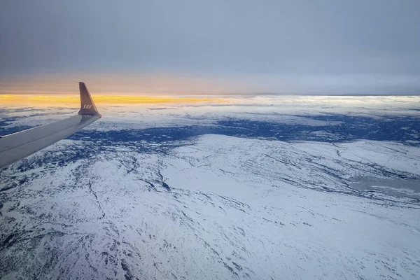 ノルウェーのハマー 2020年1月7日 日没時にSas航空の飛行機の翼を持つ内陸のノルウェーの雪に覆われた風景の航空機 — ストック写真