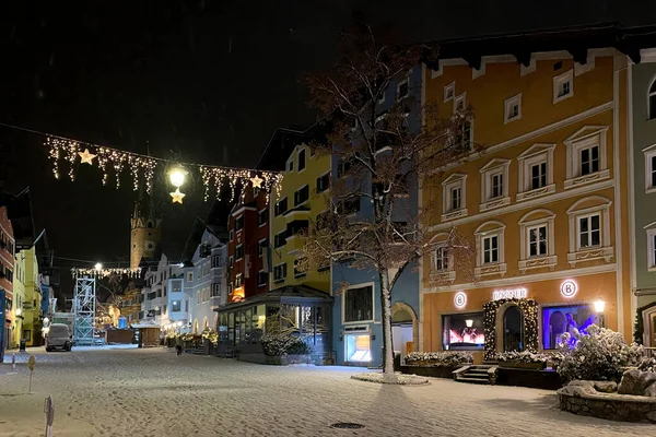 Kitzbuehel Австрія Січня 2023 Таунскейп Сніг Покривали Вулицю Фордерштадт Вночі — стокове фото