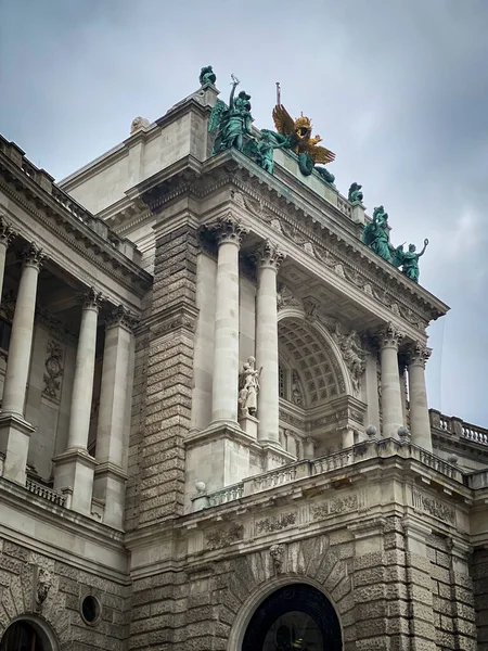 Vstup Neue Burg Součást Hofburgského Paláce Proti Zatažené Obloze — Stock fotografie
