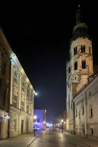 ポーランドのクラクフにあるグロドスカ通りでは 夜間はライトアップされたクリスマスの装飾が施され 聖アンドリュー教会もある — ストック写真