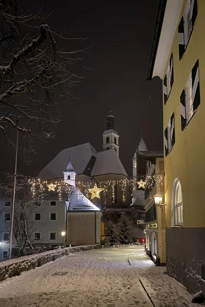 Stadtbild Von Kitzbühel Österreich Mit Andreaskirche Bei Nacht Winter Mit — Stockfoto