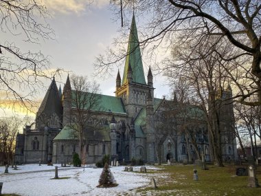 Norveç 'in Trondheim kentindeki Nidaros Katedrali, kışın gün batımında