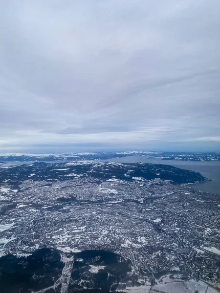 冬のノルウェー トロンハイムの雪に覆われた都市の航空 — ストック写真