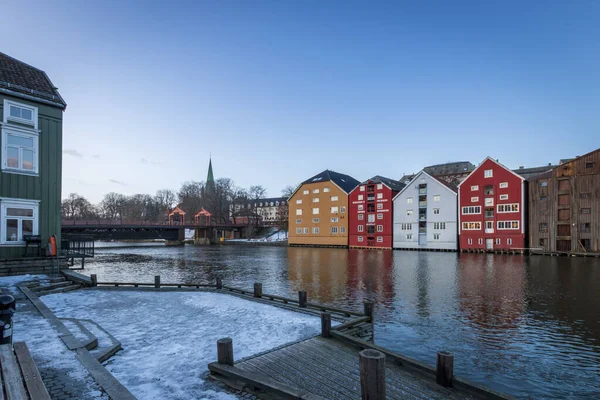 Kolorowe Zabytkowe Magazyny Drewna Nidelva River Dzielnicy Brygge Trondheim Norwegia — Zdjęcie stockowe